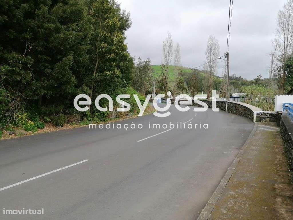 Lote com 375m2 para construção de moradia T5 em Terra Chã - Grande imagem: 3/5