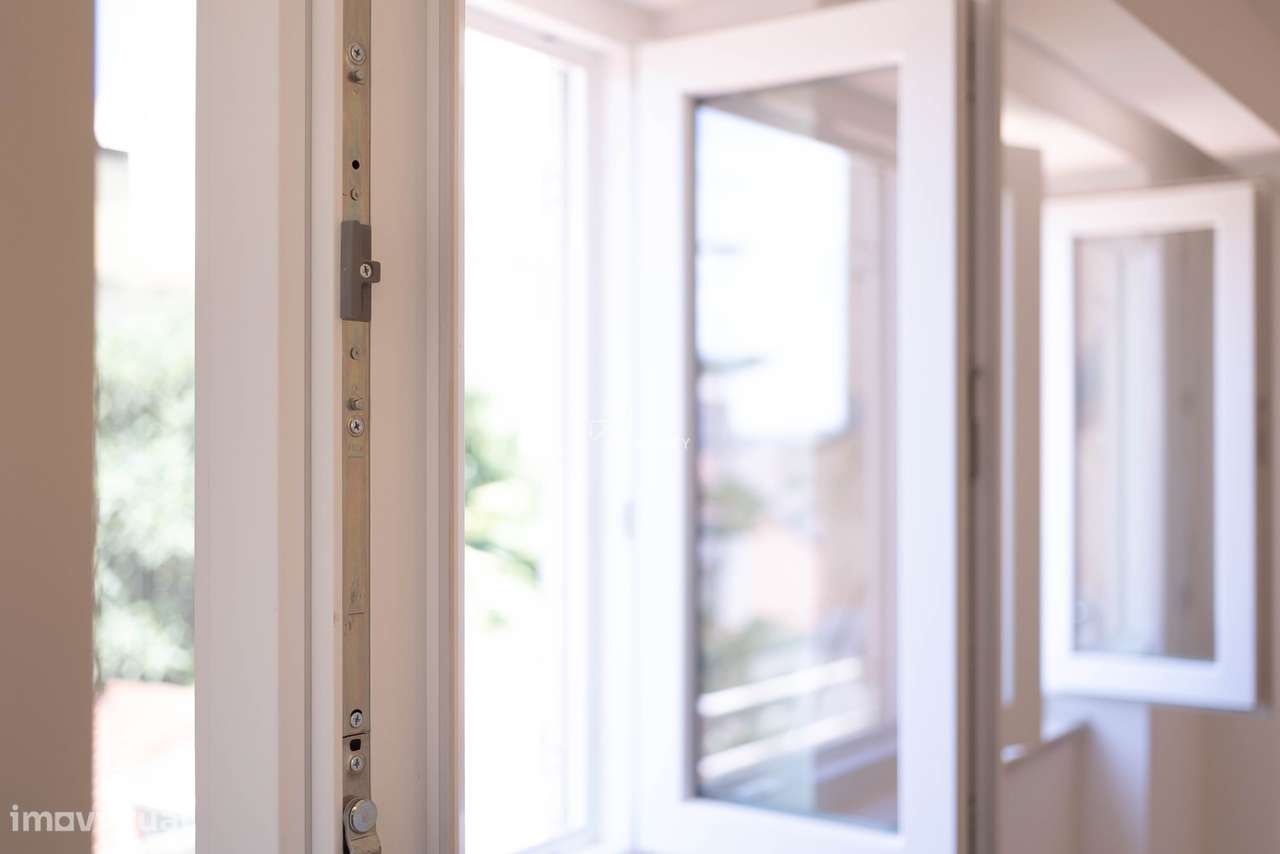 Apartamento luminoso e amplo, totalmente renovado, mobilado e decorado - Grande imagem: 5/15