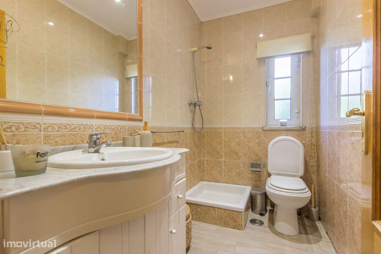 Moradia geminada T3 na Quinta do Conde com piscina, garagem e jardim-8