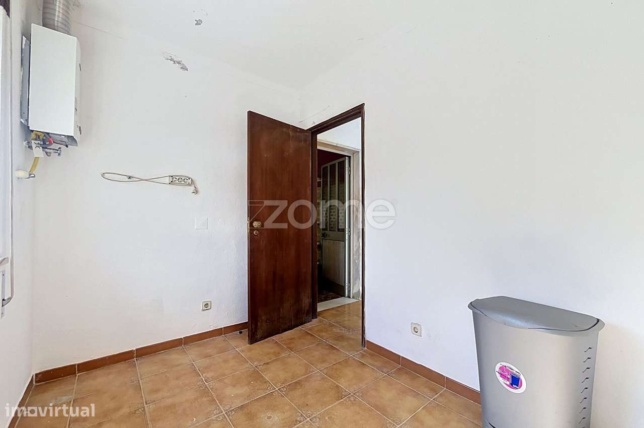 Moradia T4 com jardim e espaço exterior-23