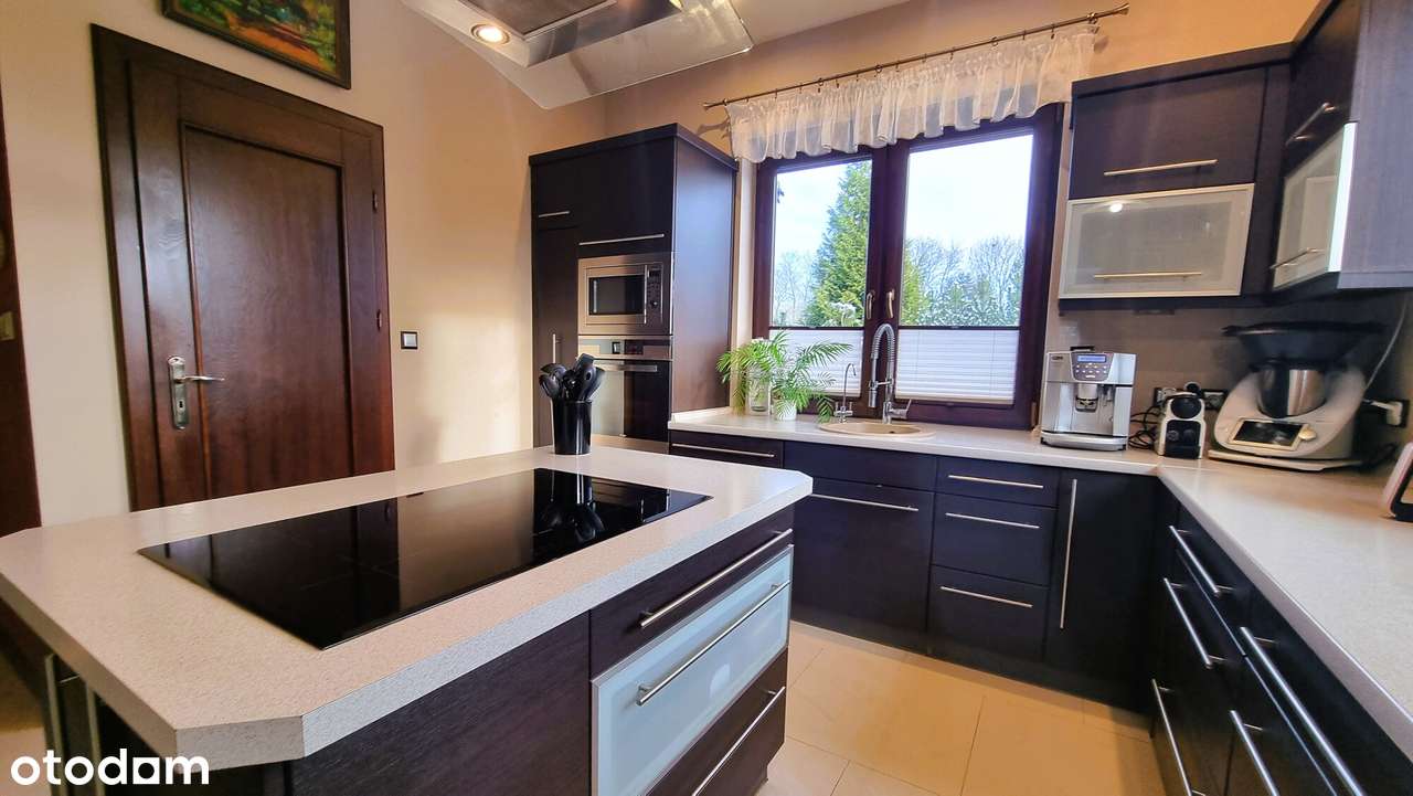 Komfortowy duży dom z pięknie zagospodarowaną działką w Szczecinku.-5