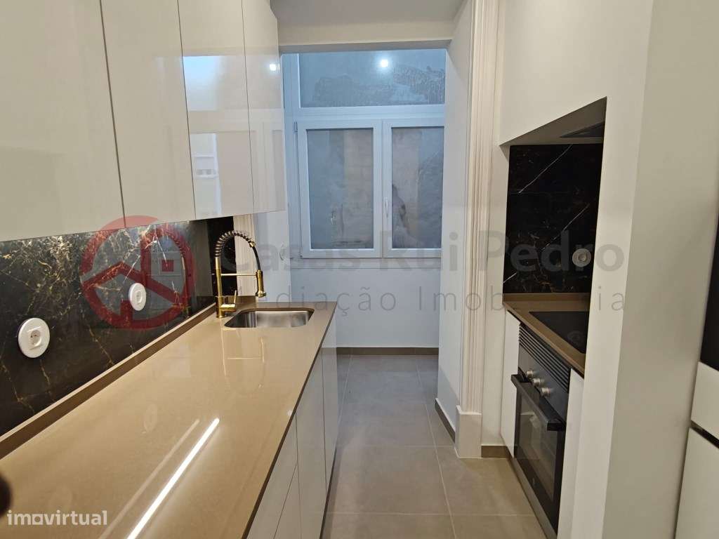 Apartamento T3 Totalmente Remodelado Na Penha De Franca Em Lisboa