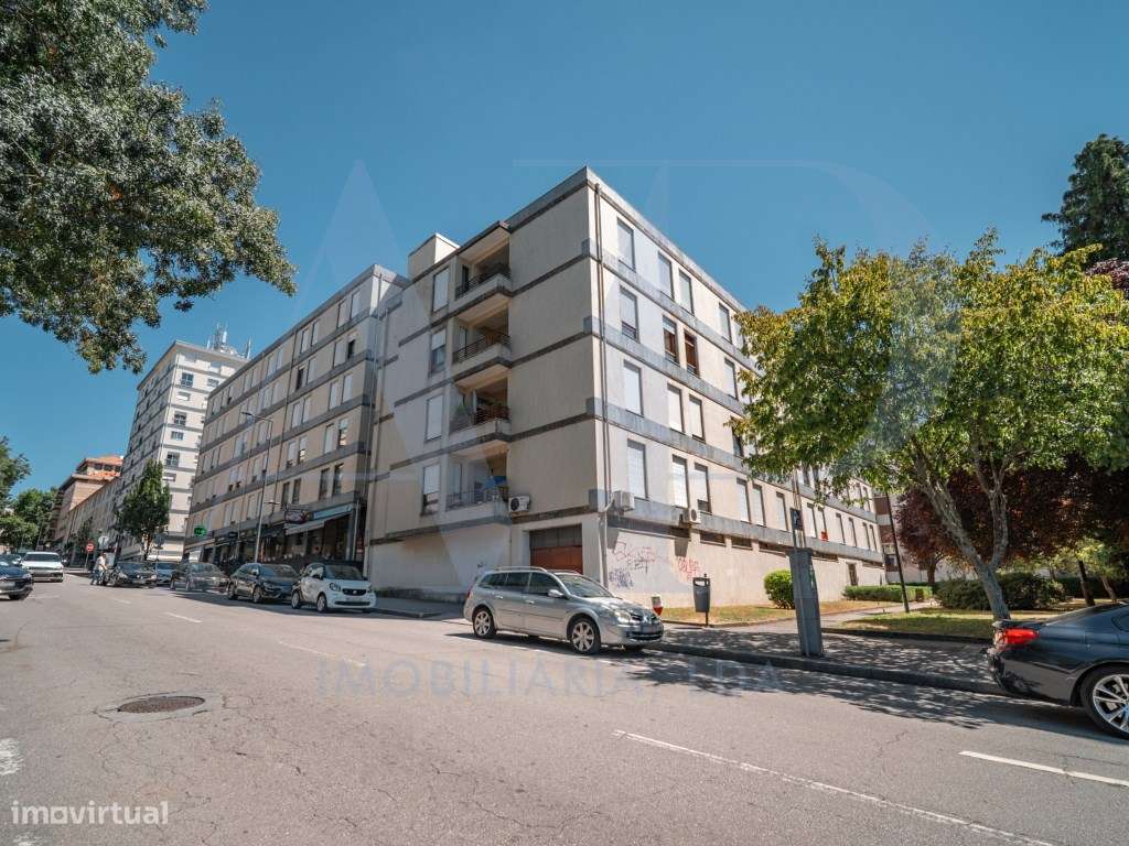 Apartamento T3 na Av. Londres com Garagem-16