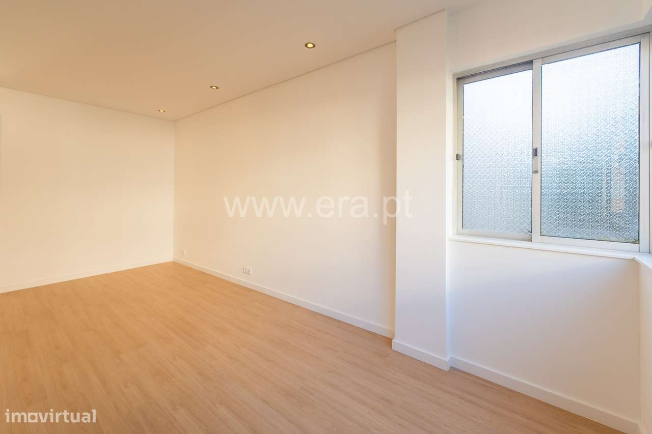 T2 Totalmente Remodelado a 5 Minutos do Metro — Odivelas-29