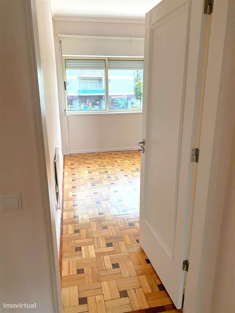 Apartamento T4 c/ varanda renovado à Av. da Boavista-17