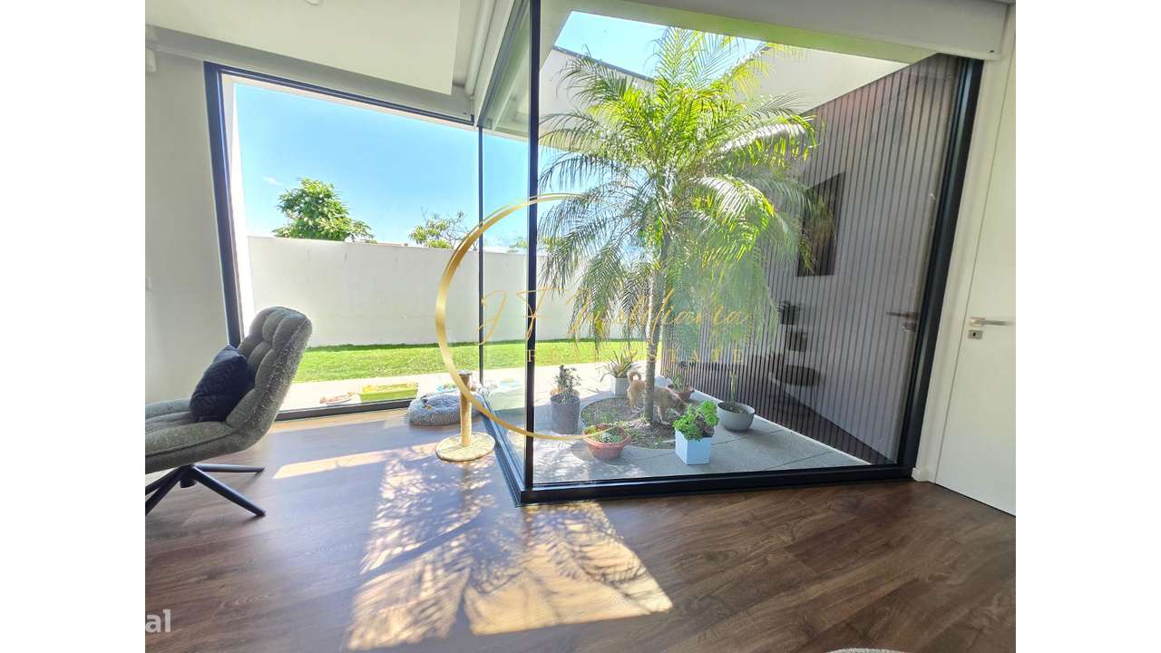 Moradia T4 de Luxo com Jardim-12