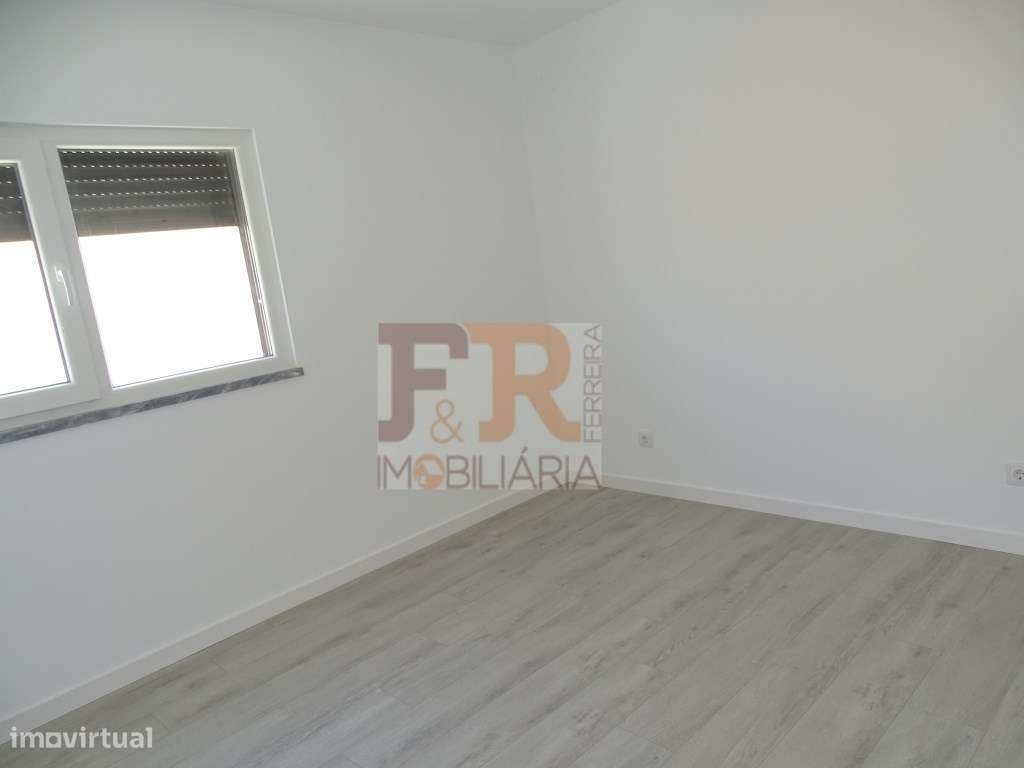 Moradia Geminada Duplex T3 semi-nova com Pérgula , Fernão Ferro
di...-9