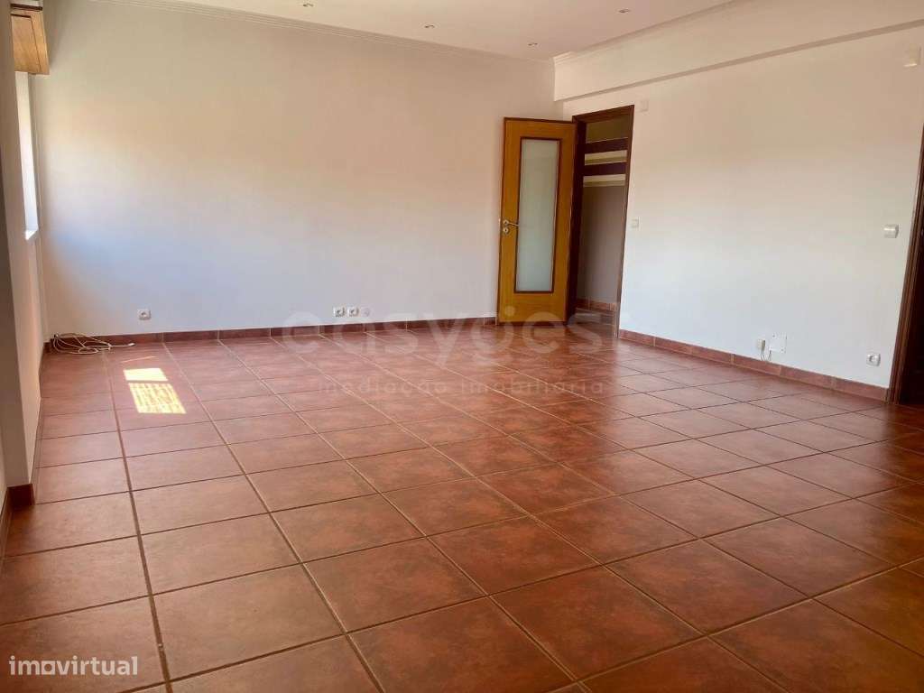 Apartamento T2 com áreas generosas e vista desafogada - Odivelas - Grande imagem: 5/30