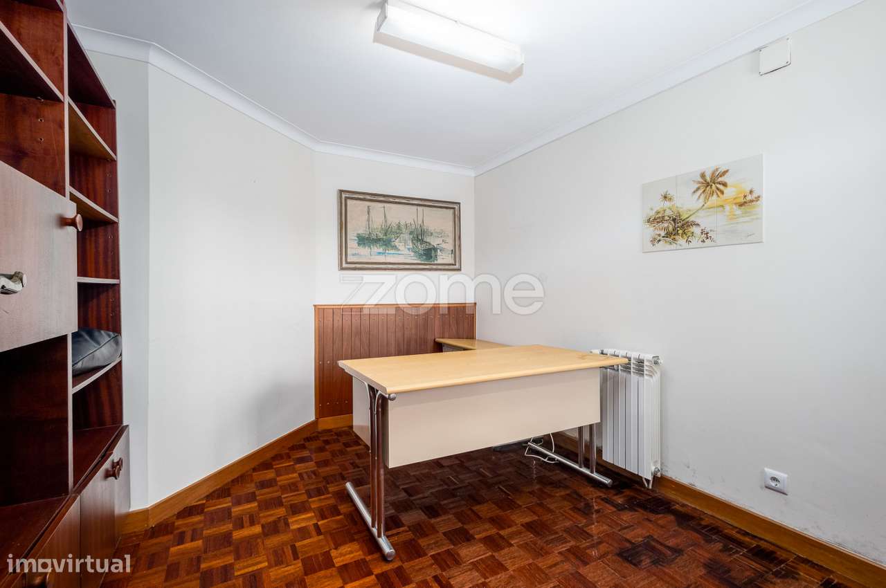 Moradia T4 (espaçosa) em Casais de Mem Martins-46