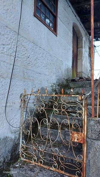 Casa de pedra centenária para recuperar - Grande imagem: 3/12