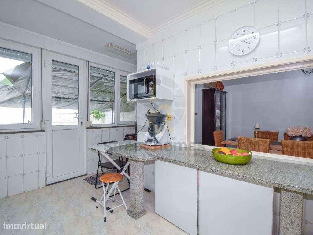 Moradia espaçosa com 2 pisos mais sótão , garagem e espaço exterior...-35