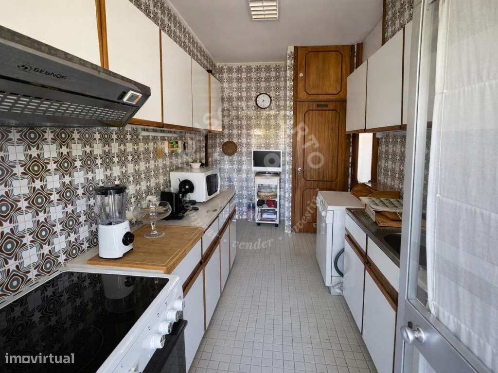 Apartamento T2 com Varanda e Garagem próximo ao Estádio do Boavista...-11