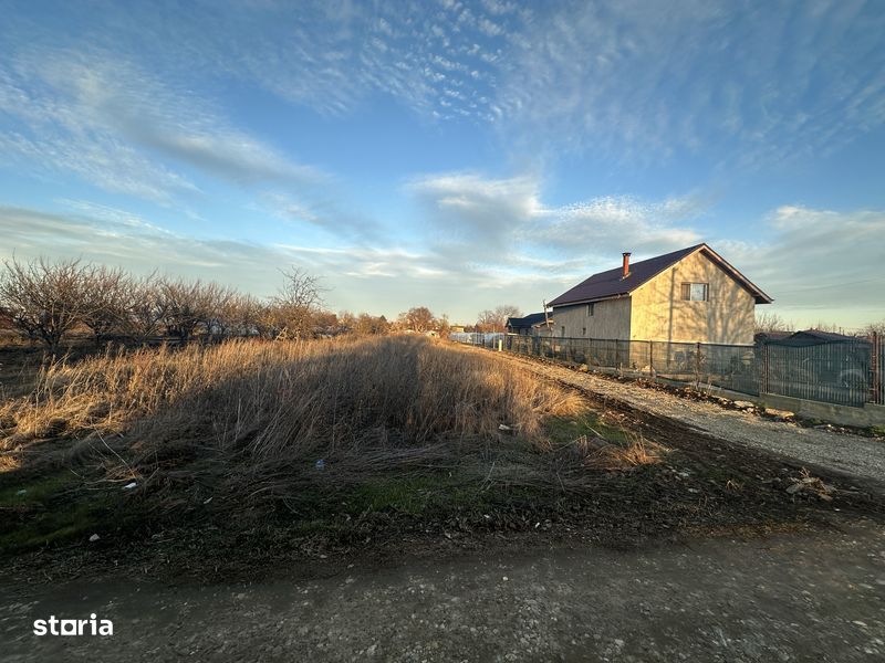 Teren intravilan Adunatii-Copaceni Casa  posibilitate lotizare