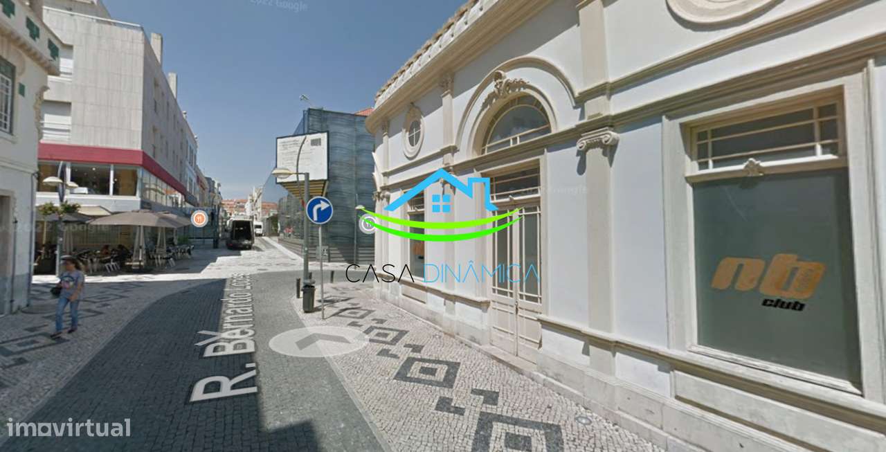Loja na rua da Liberdade com 2 montras-8