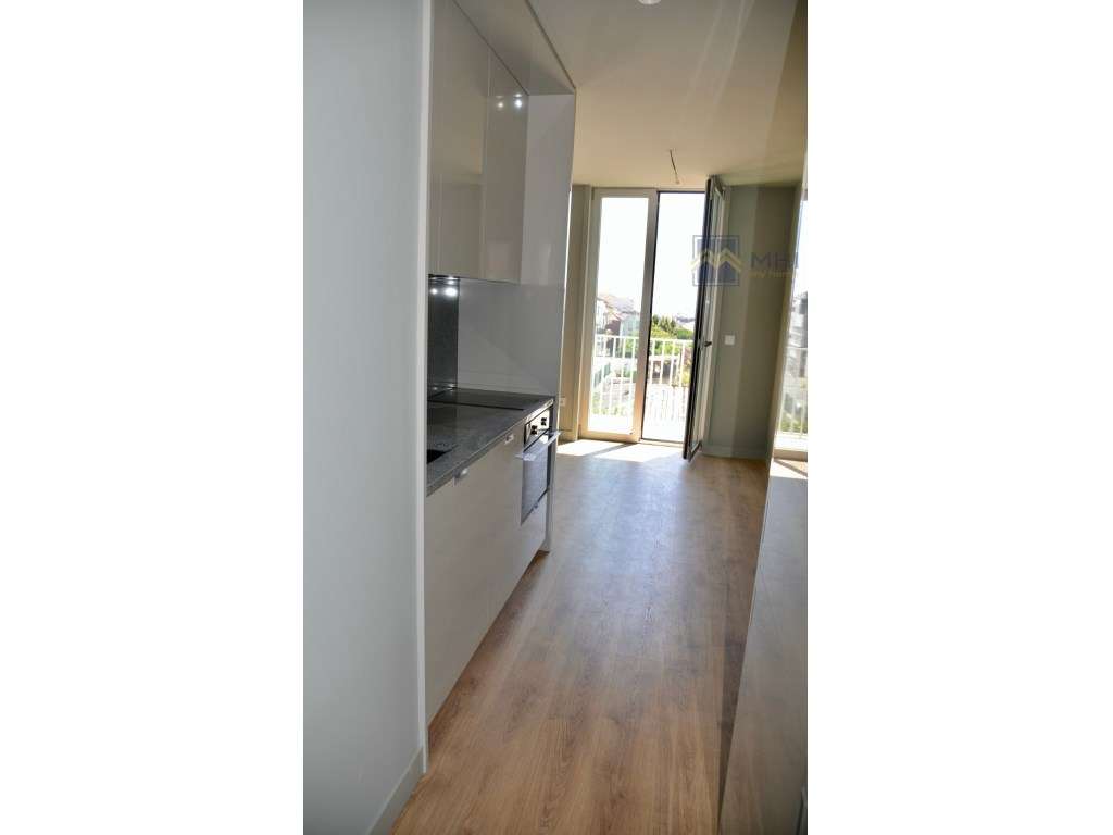 T0 +1 Novo com Varanda e Garagem e excelentes vista à Rua do Bonjar...-6