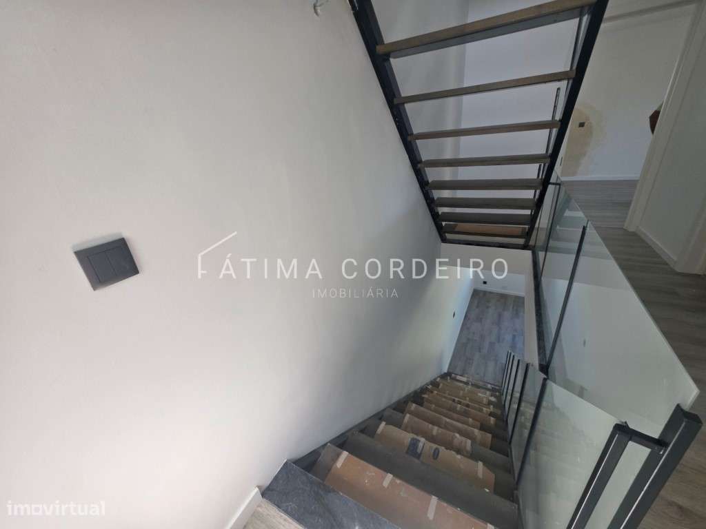 Moradia T3 com piscina e terraço-16