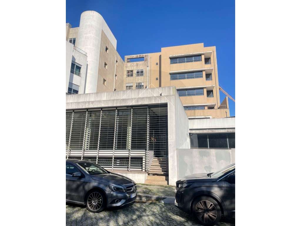Prédio Urbano no Centro da Maia Potencial para Serviços ou Habitação-29