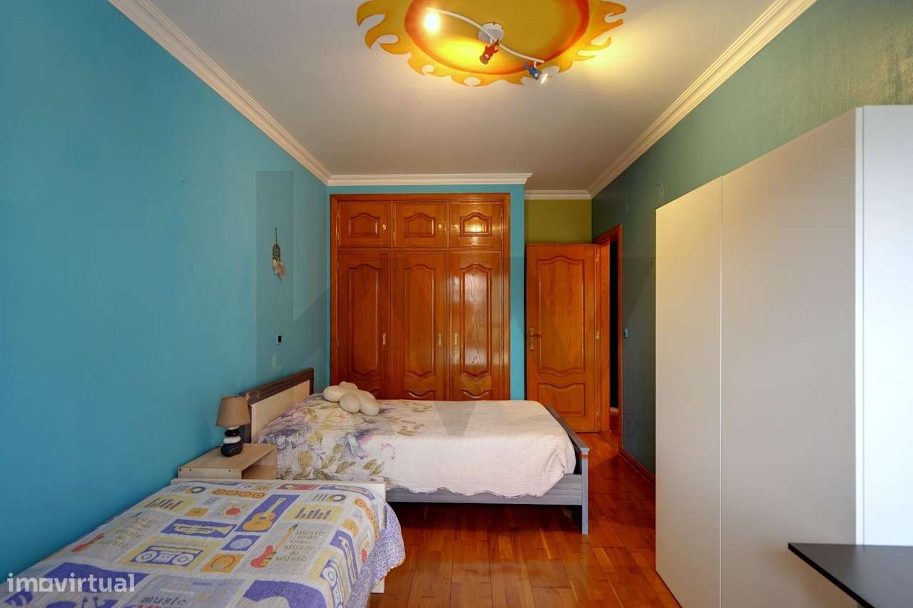 Apartamento T2 com Terraço e Arrecadação em Mem Martins-7