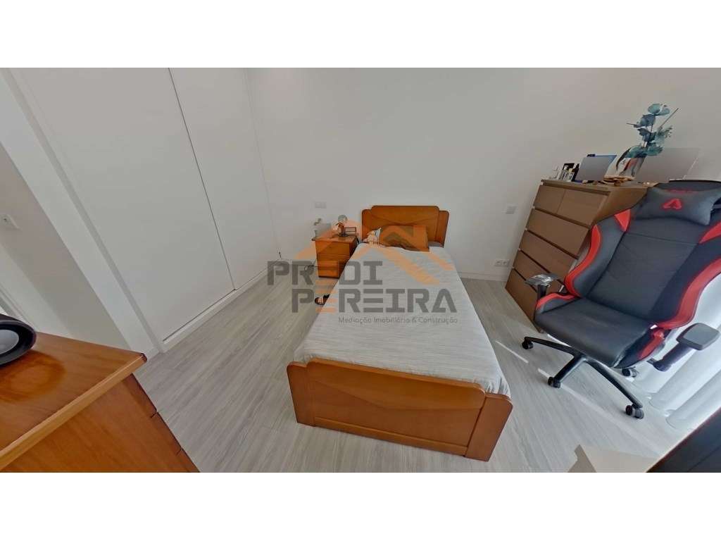 Moradia T3, situada no Casal da Silveira, em Famões-35