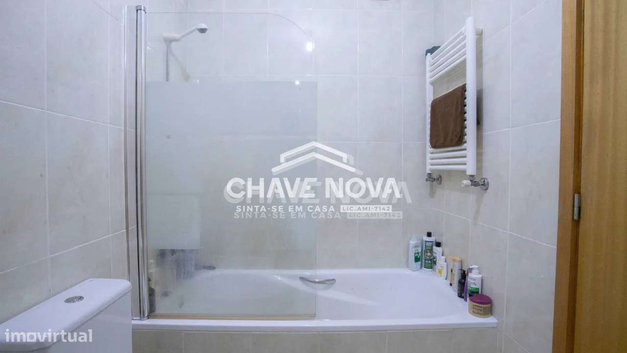 Apartamento T2, em Pedroso, com duas varandas, garagem e arrumos-19