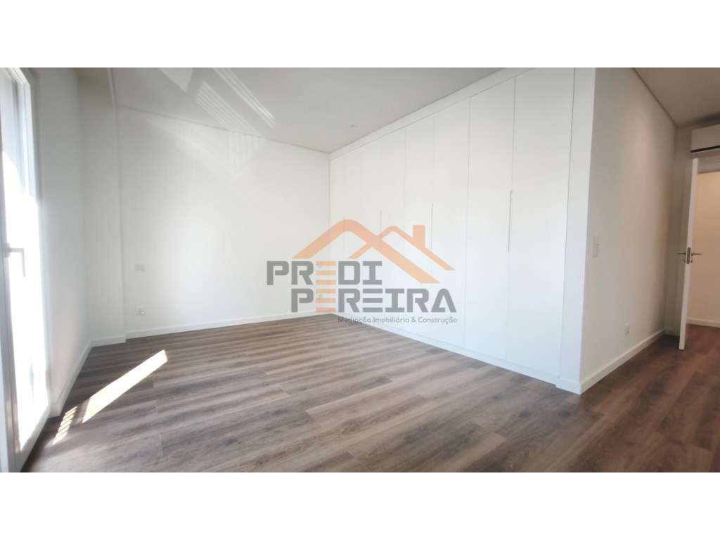 Situado em Caneças, apartamento T4 com duas suites, uma box e um pa...-17