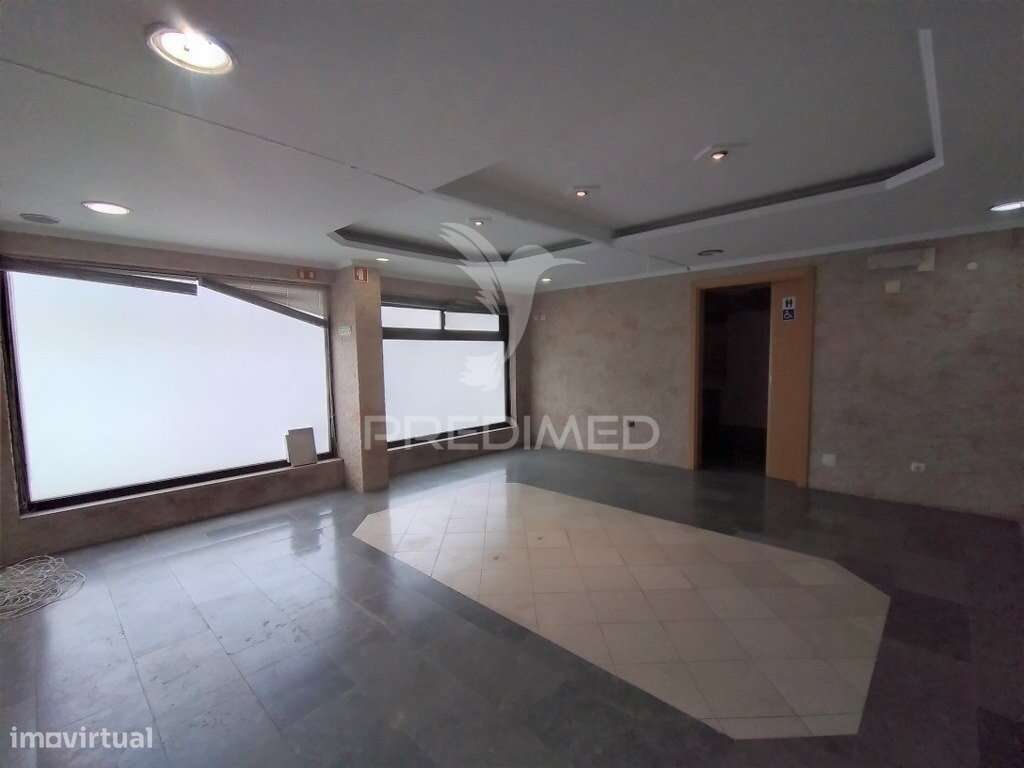 Vende se Loja  com 3 pisos Barreiro-4