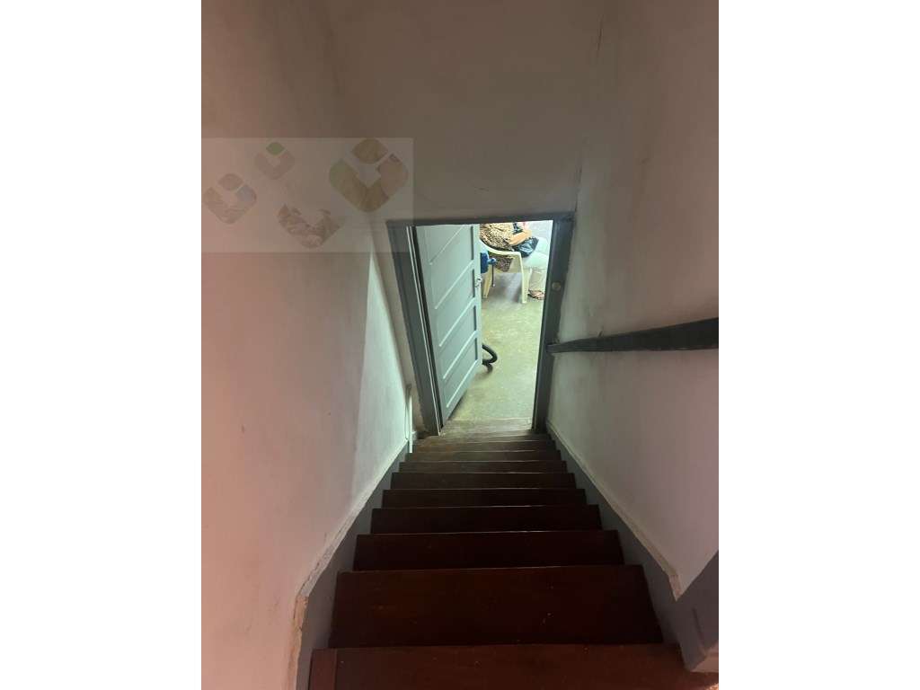 Moradia frente Monsanto, Excelente oportunidade, T2, por recuperar!-28