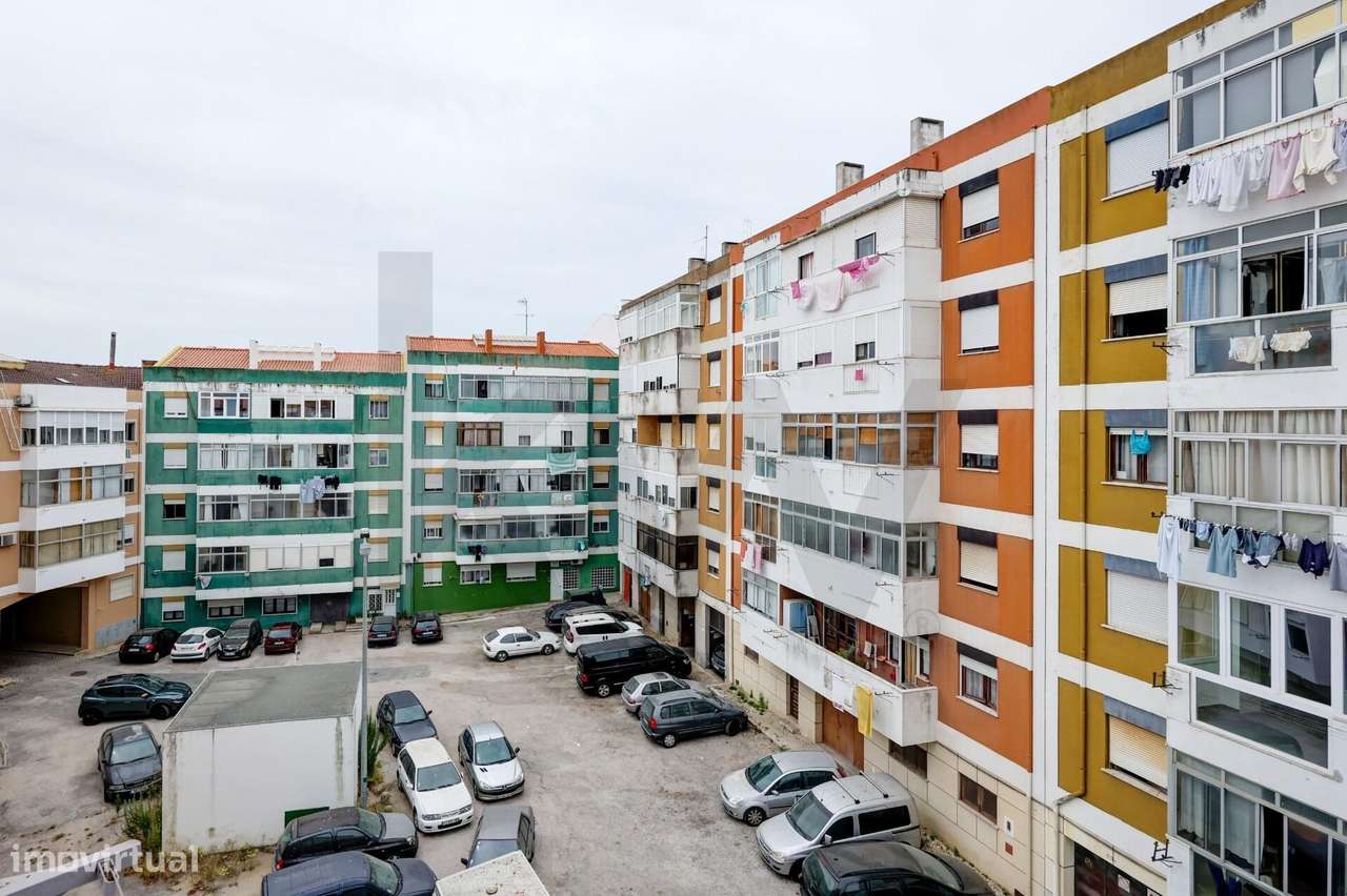 Apartamento T3 Monte da Caparica Rua General Humerto Delgado-41