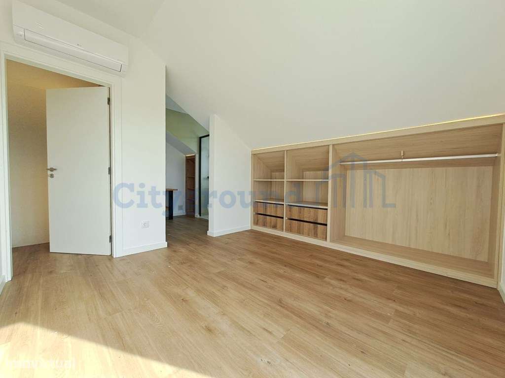 Moradia Geminada com 2 suítes junto à praia dos Supertubos-3