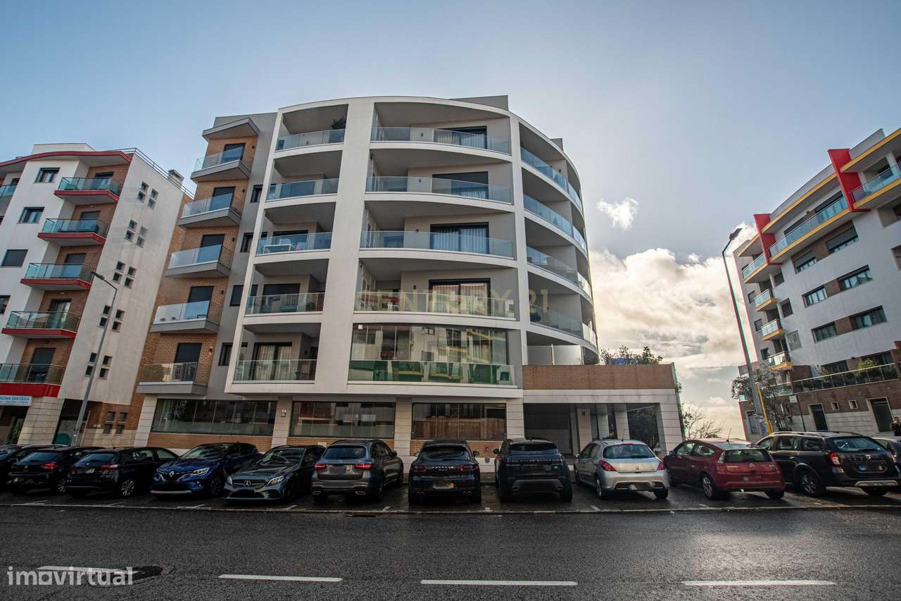 T4 Exclusivo com Terraço e Box para 2 Carros no Jardim da Amoreira-28