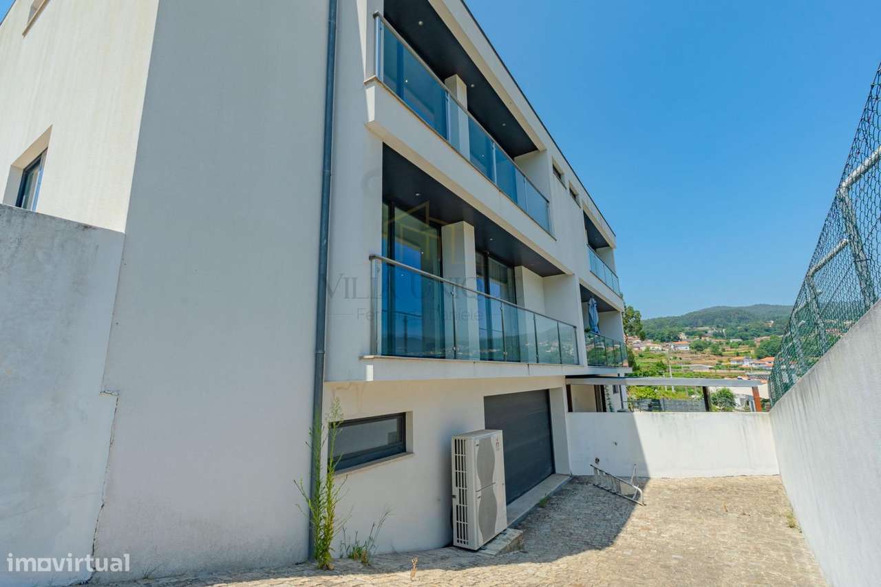 Moradia T4 Moderna com 3 Suítes em Terreno de 460m2-5