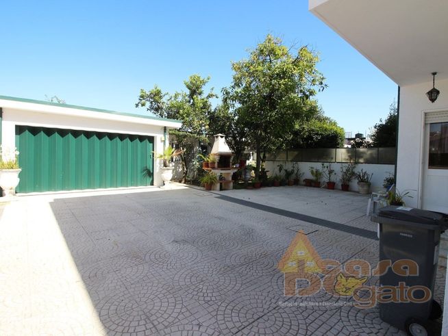 Moradia de 3 frentes com excelente luminosidade-18