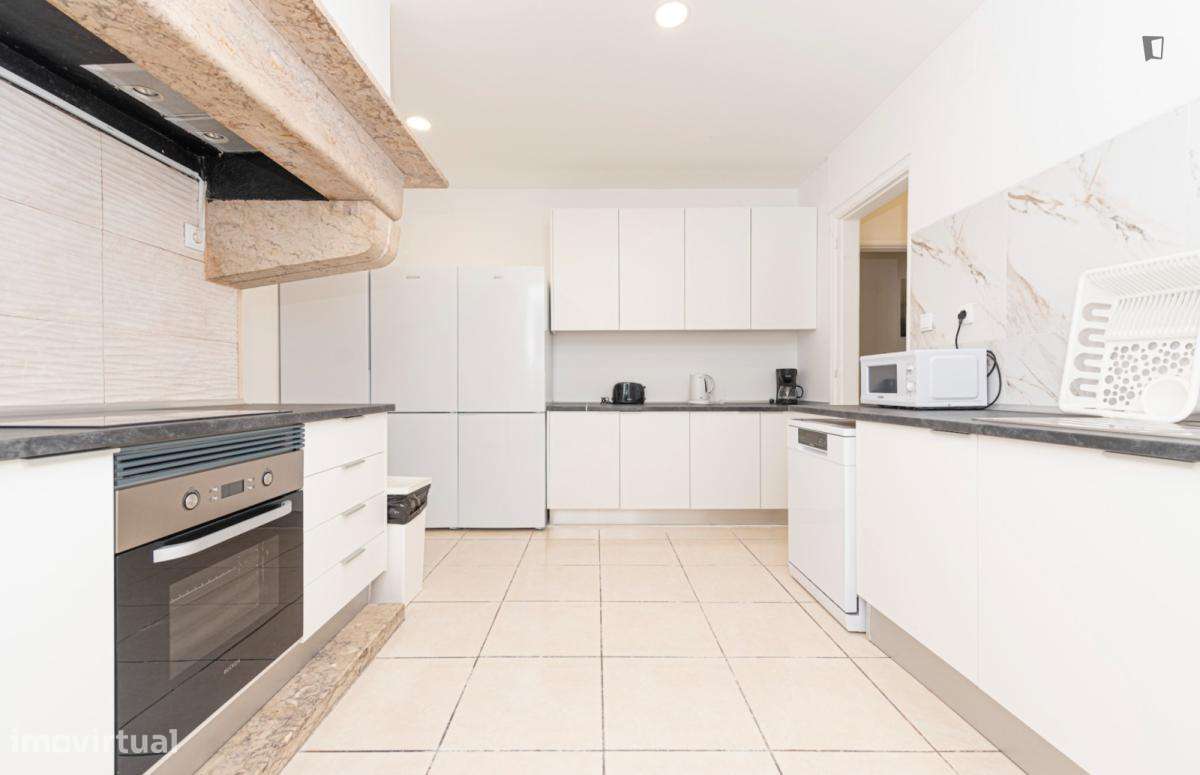 Quarto - localizado em Marquês de Pombal Lisbon - Grande imagem: 4/23