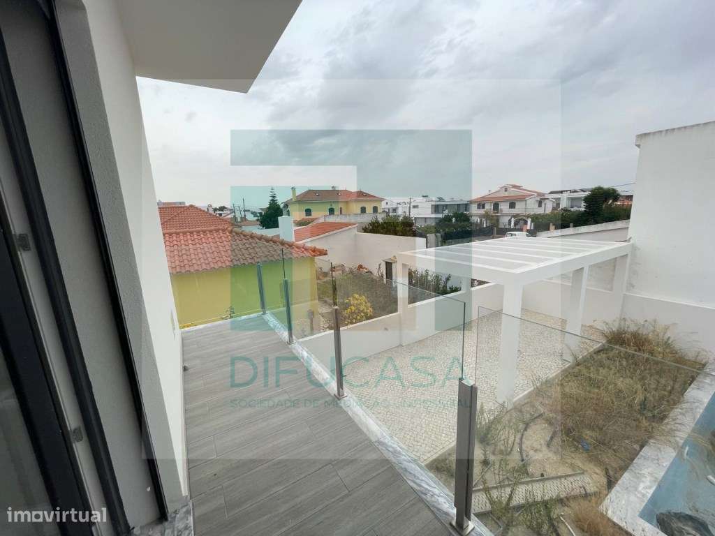 Moradia Com Garagem e Piscina Pronta a Habitar-9