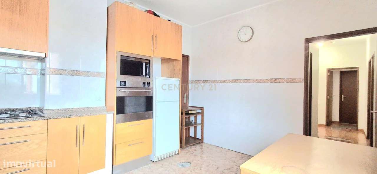 Apartamento T3 na Rua Tomás Alcaide - Grande imagem: 3/31