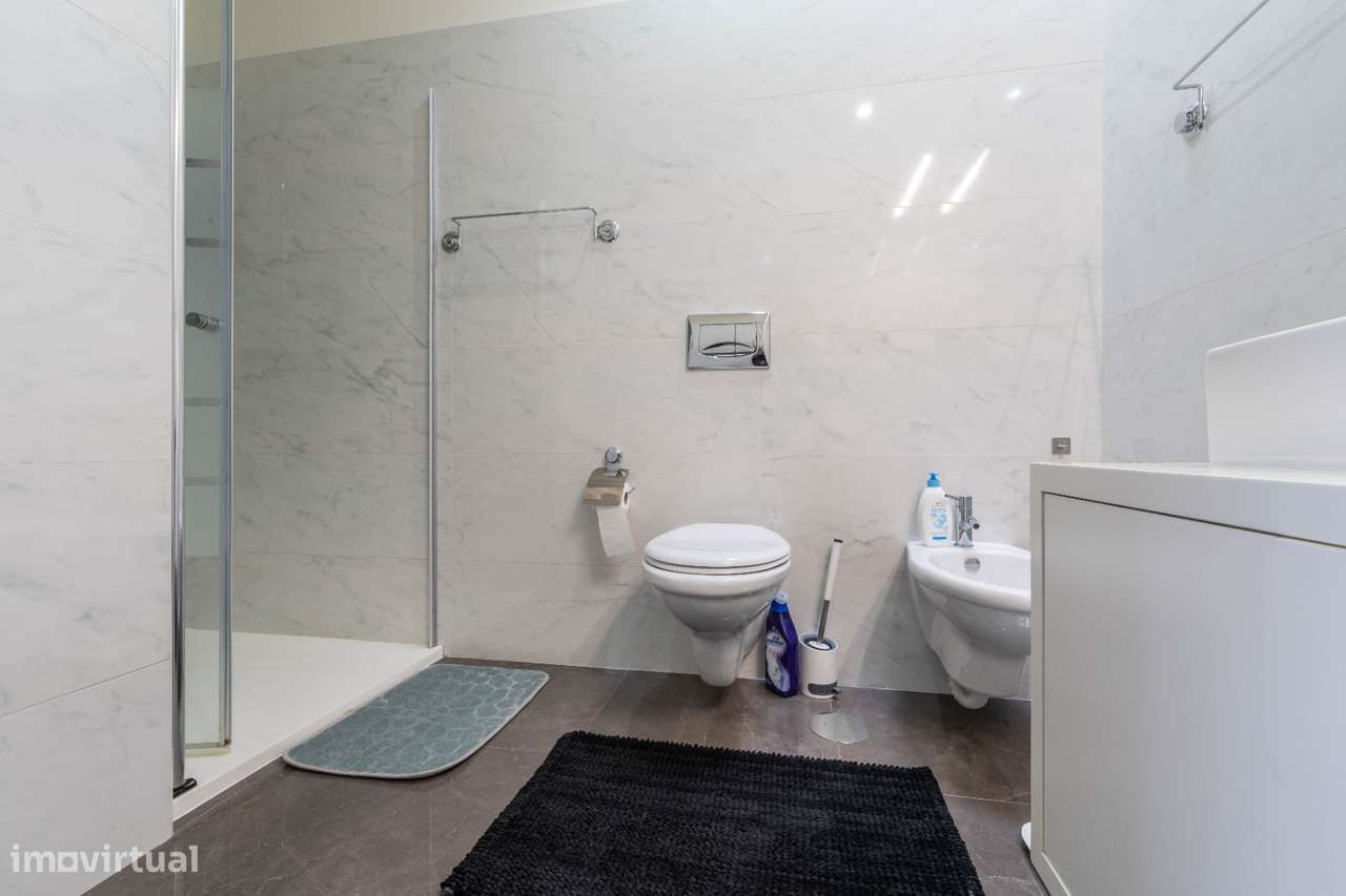 Moradia T4, em banda, de cave, rés-do-chão e andar, como nova!-16