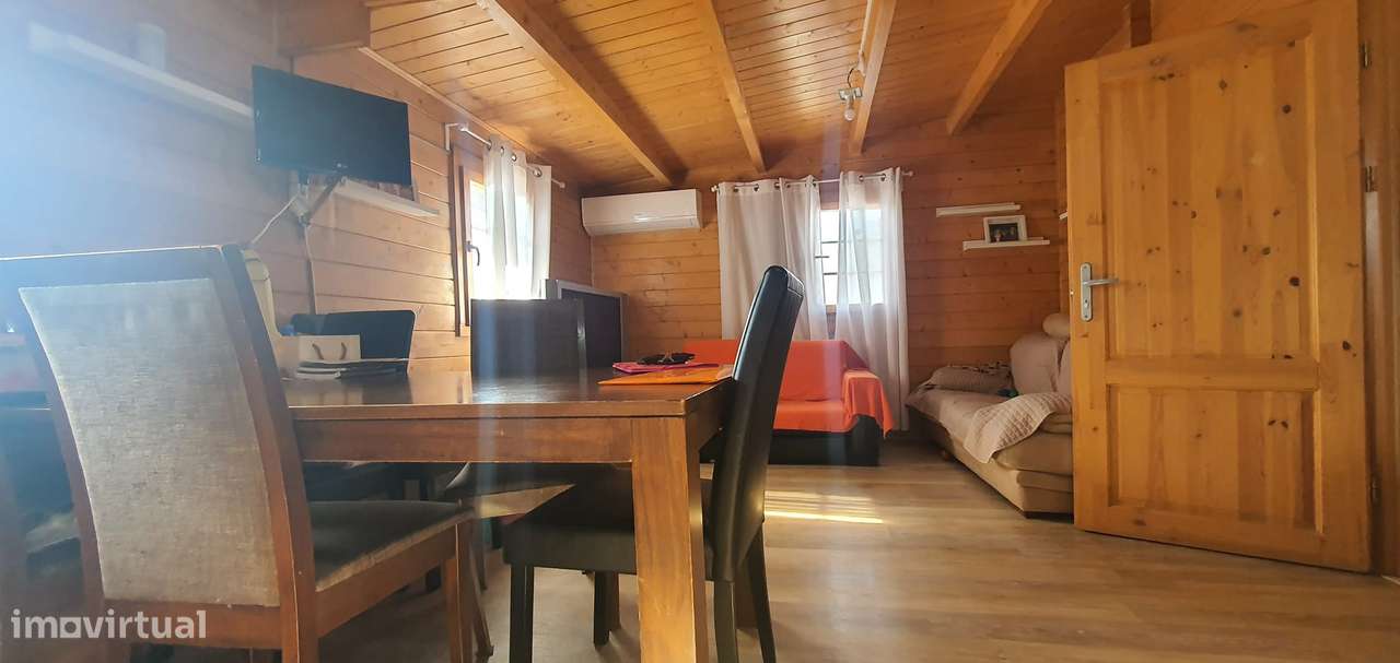 Lindíssima Moradia em Madeira inserida num terreno de 540m2 garagem-23