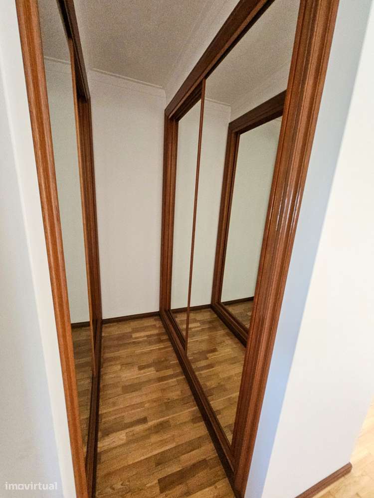 Moradia T5 com terraço e garagem, pronta a habitar-25