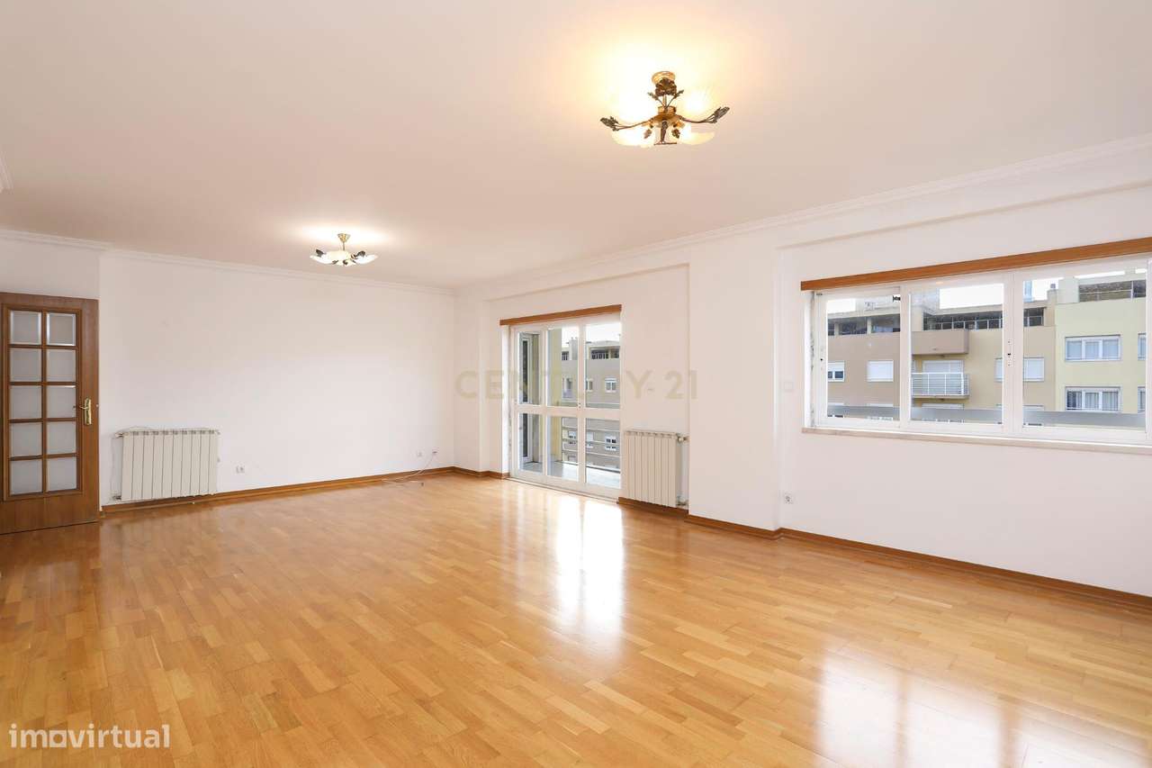 T3 espaçoso com vista desafogada em Carnaxide – 168 m² de área bruta | - Grande imagem: 4/37