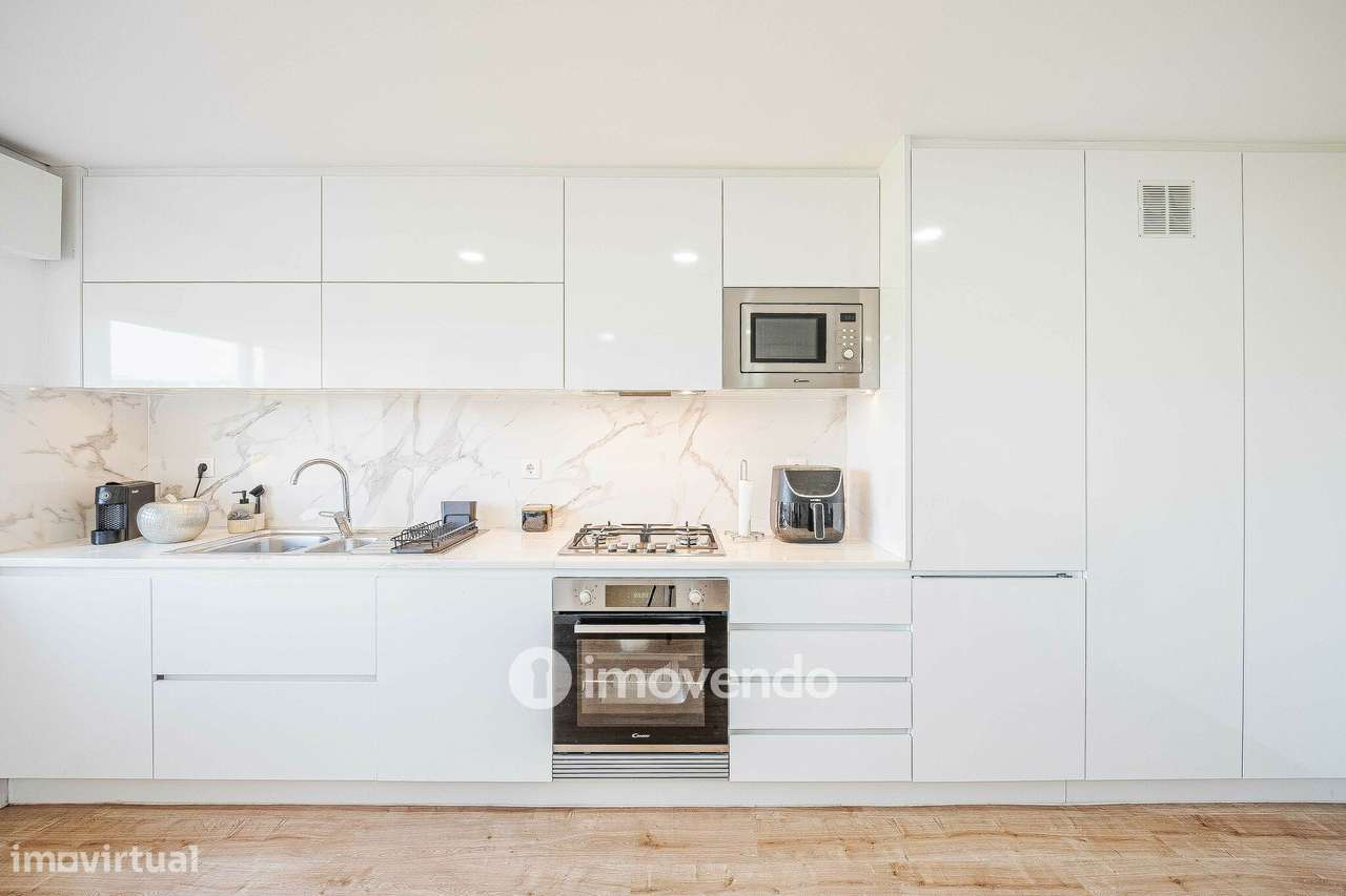 Apartamento T2 totalmente remodelado, com cozinha equipada, em Belas-9