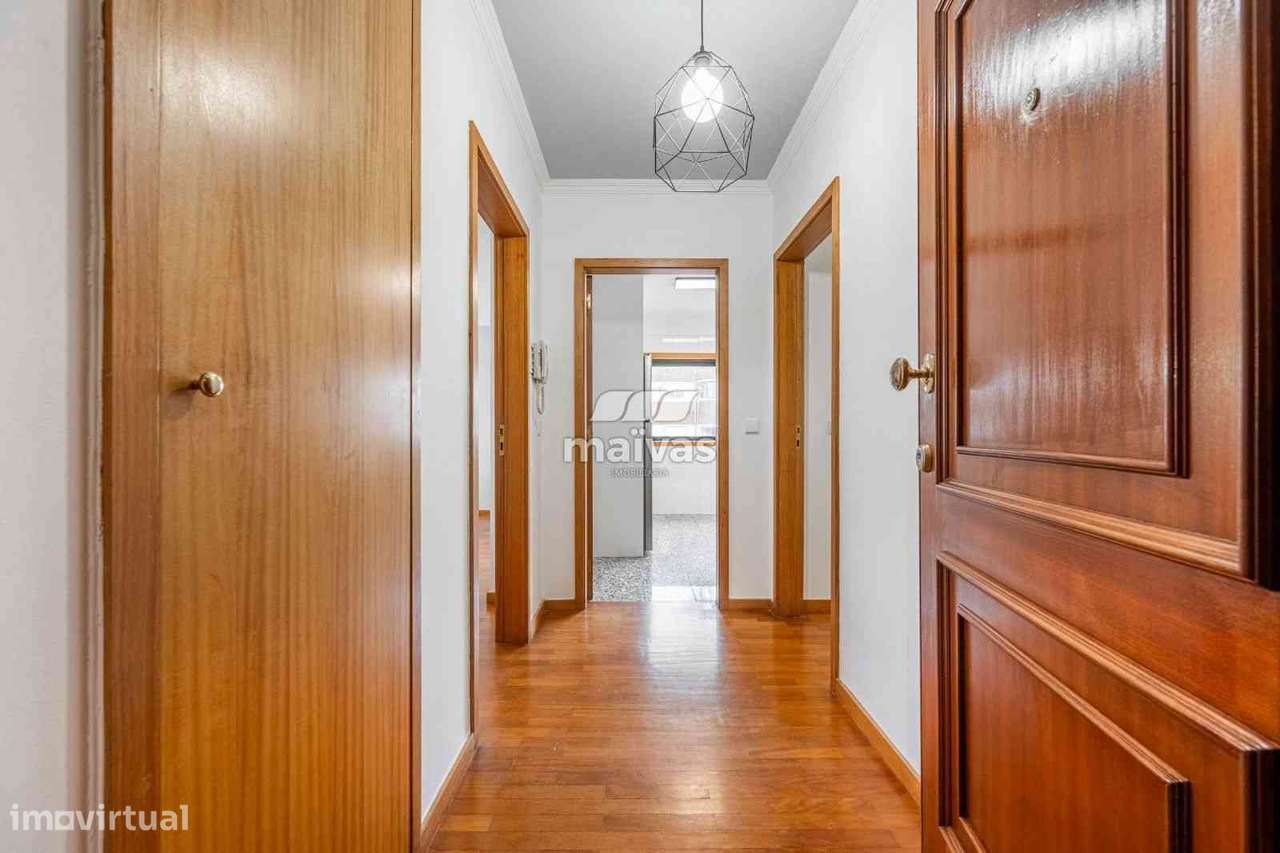 Apartamento T2 com varanda, garagem e localização privilegiada - Grande imagem: 5/21