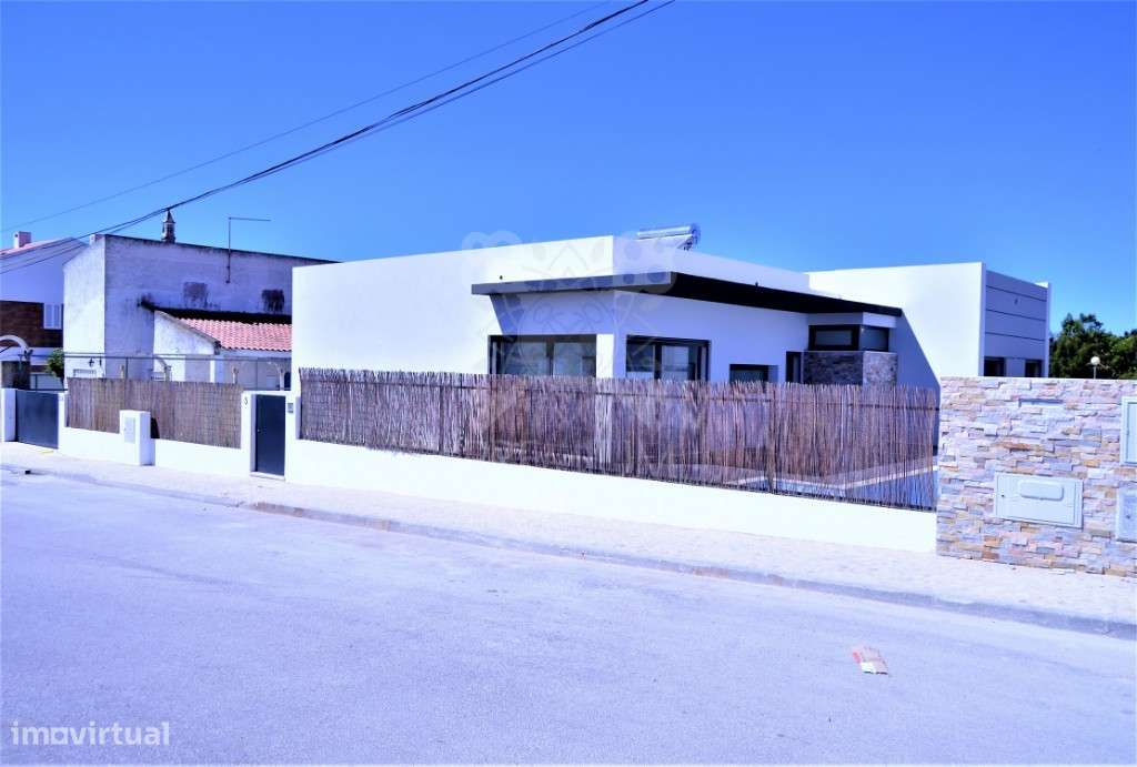 Moradia T3 com piscina para construção-6