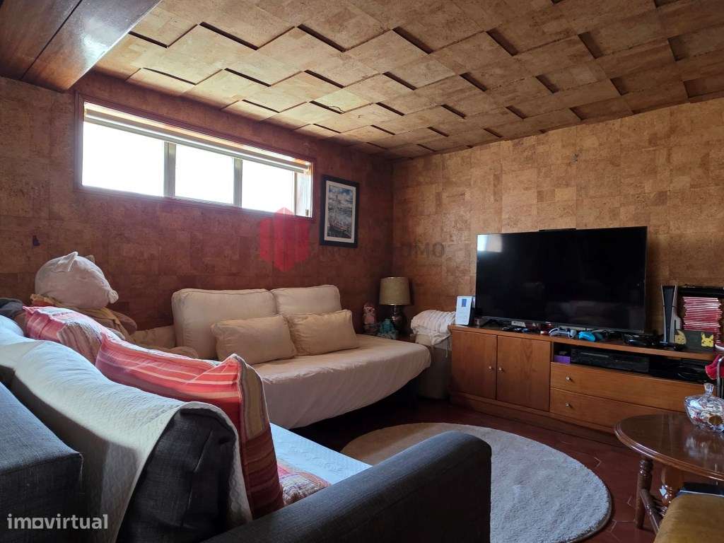 Moradia T3 de três frentes, com três pisos, anexos e garagem, inser...-22