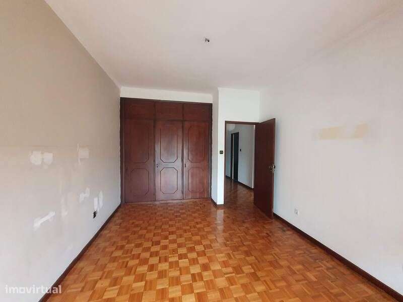 Apartamento T2 com 111 m2 no Porto-7