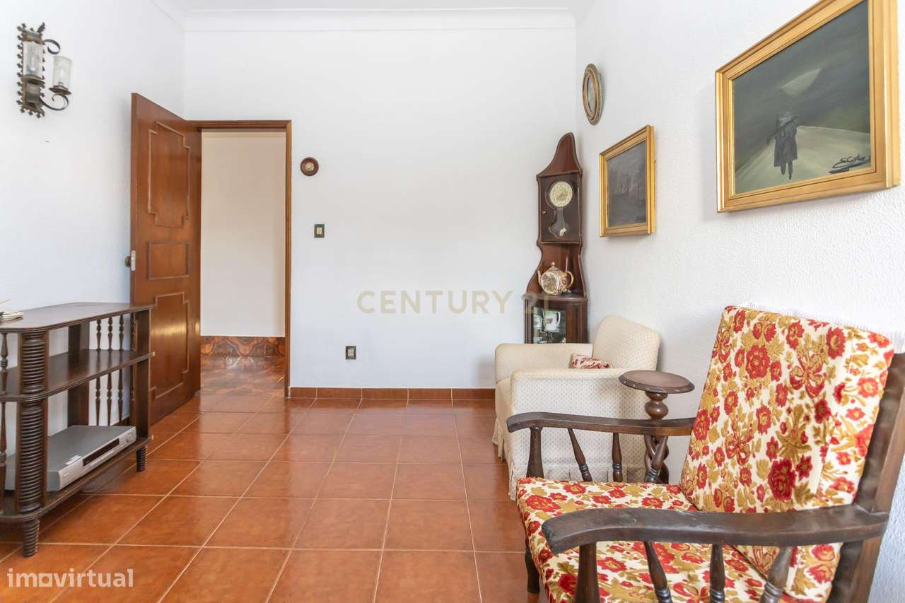 Moradia T5 na Aroeira, Charneca de Caparica, com processo de licenciam-7