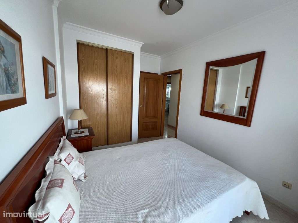 Apartamento T2 amplo com vista mar, a apenas 2 minutos da praia e 5...-9