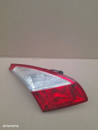 LAMPA LEWY TYŁ W KLAPĘ RENAULT MEGANE III nr 265550009R uszkodzona! - 1