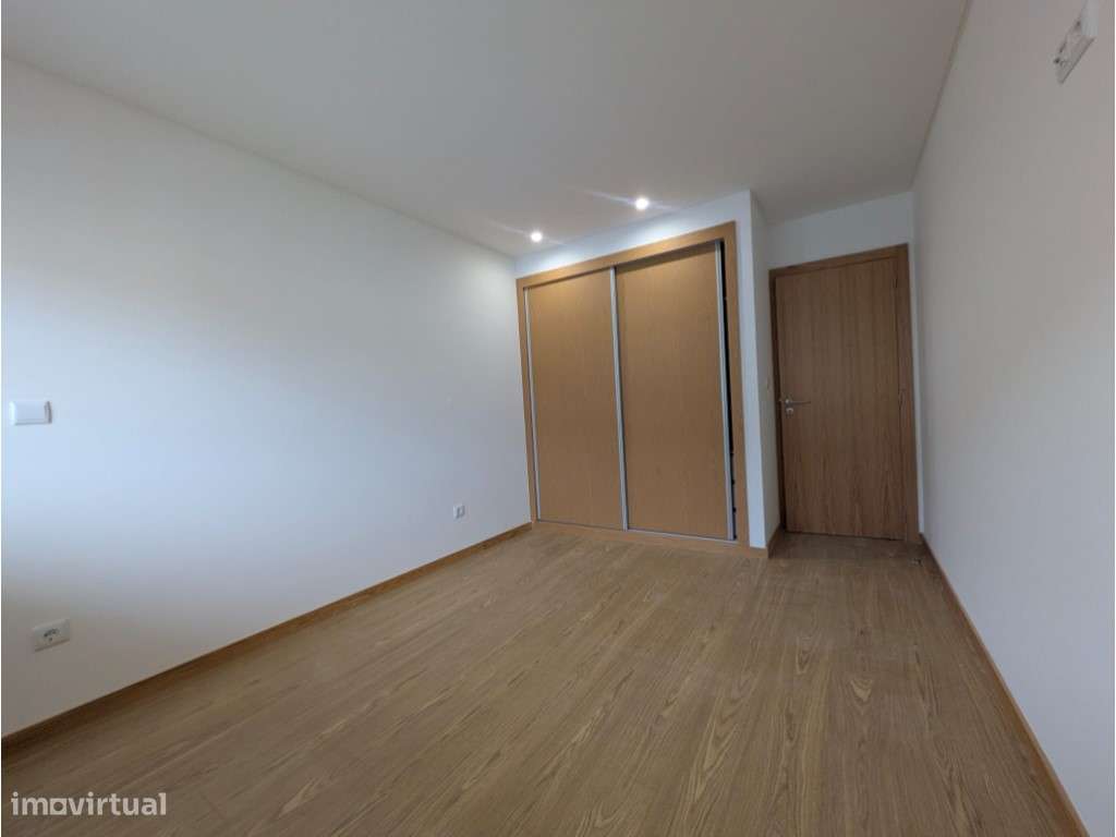 Apartamento T2 em condomínio fechado com piscina no centro de Ermes...-8