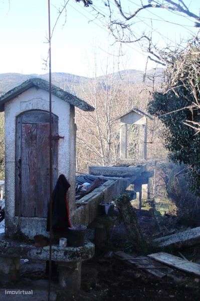 Casa de pedra centenária para recuperar - Grande imagem: 5/12