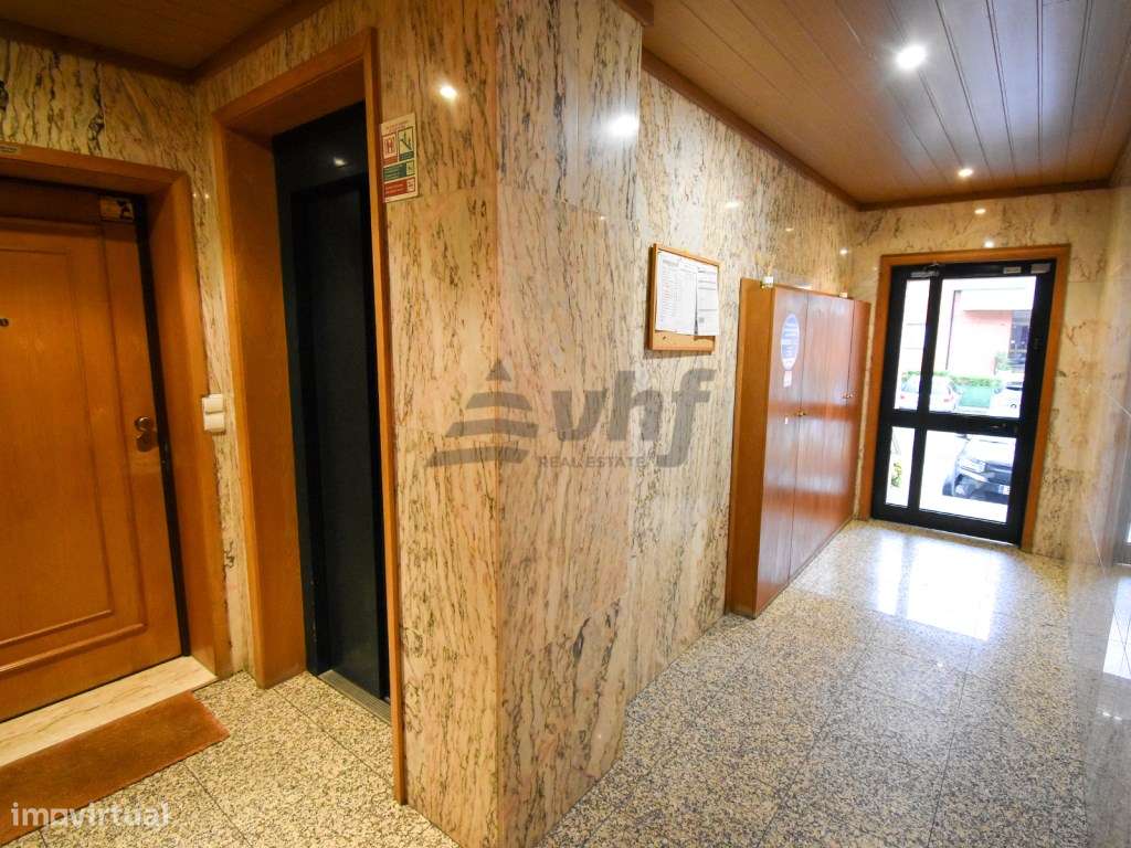 T2 espaçoso com varanda, garagem e excelente exposição solar-22